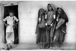 En pojke och tre flickor från Chamar-samhället, Kutch, Gujarat