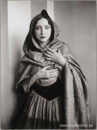 Anaïs Nin draperad i en sjal