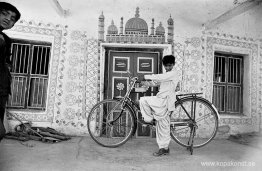 En pojke med en cykel i Dhordo, Gujarat