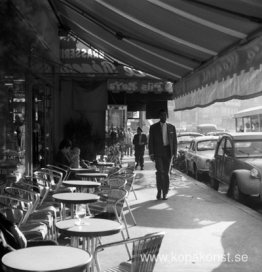 Paris, Frankrike (Man Walking, Outdoor Street Cafe)