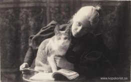 Amelia Van Buren med en katt